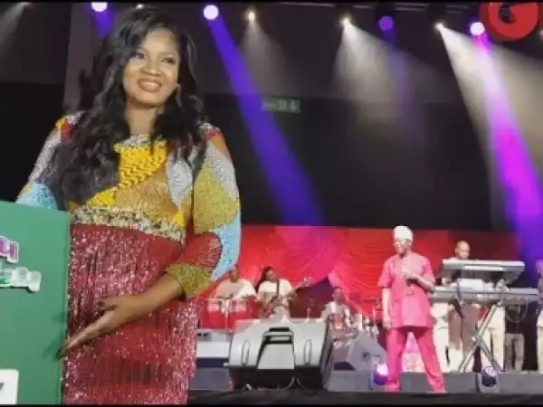 Video: King Sunny Ade Sings For Omotola, As She Steps Out To Take Pictures With Guests At Her 40th Birthday